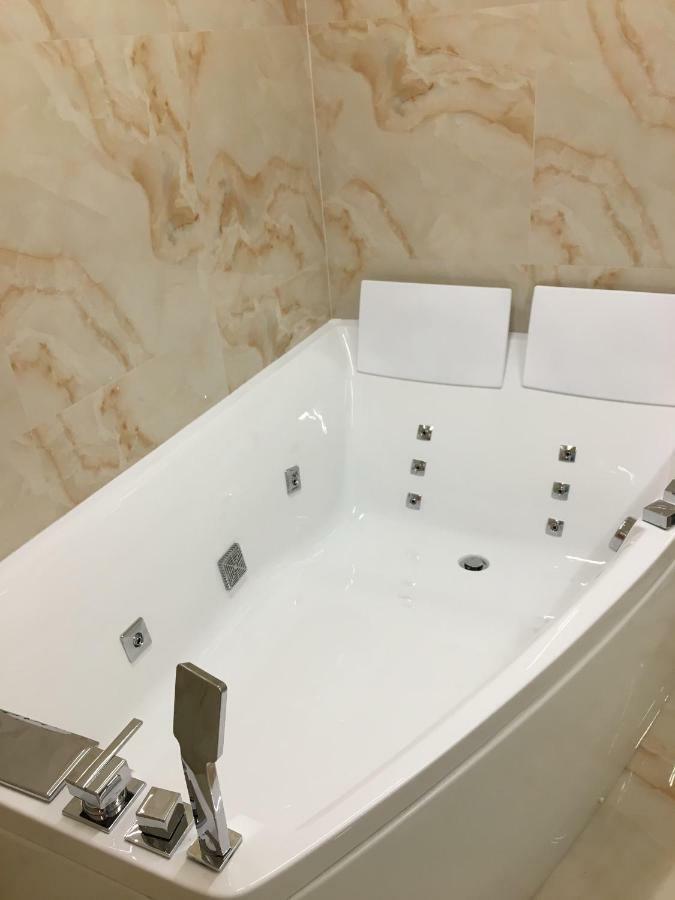 4-Room Jacuzzi Apartment Lemberg Exterior foto